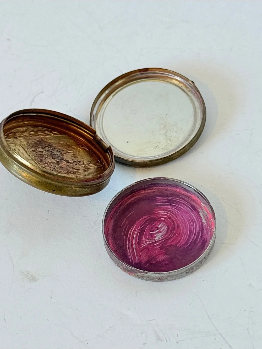 Vintage 1920s Art Deco Kissproof Mirrored Rouge Compact – Brass Makeup Tin